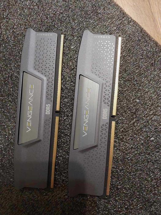 32GB DDR5 5200MT/s CL40 - Corsair Vengance (EXPO, XMP)