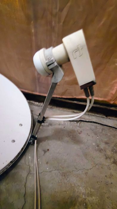 Продава сателитна чиния.