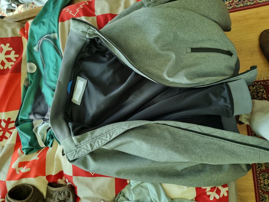 Яке Esprit XL  може и L  размер