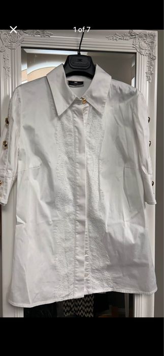 Elisabetta Franchi бяла риза с брандирани коочета и дантела