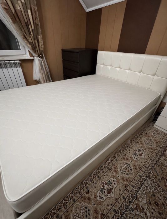 Белая большая кровать