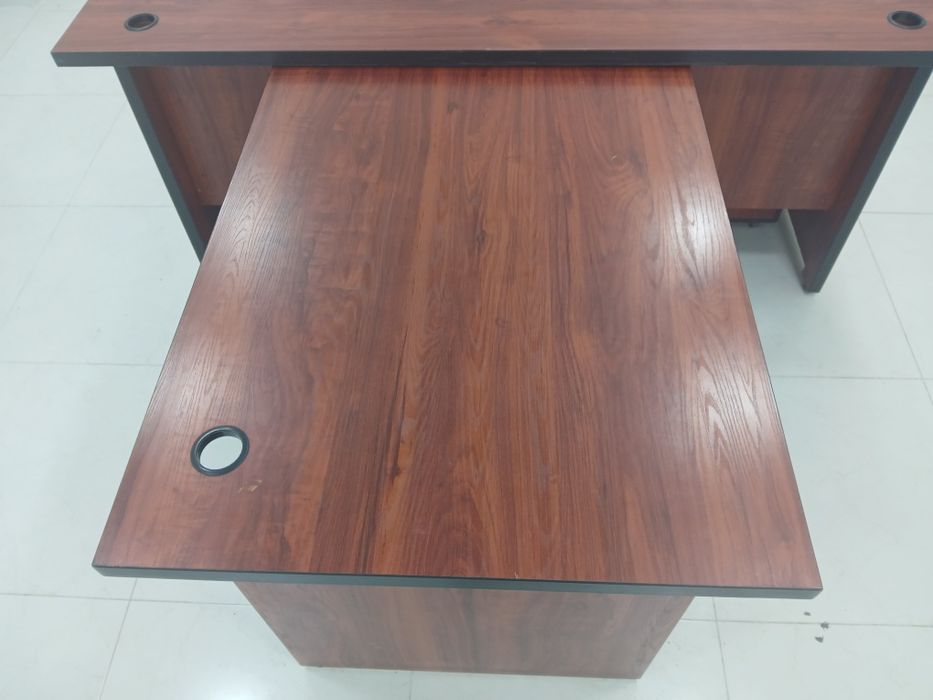 Офисный стол и тумбы