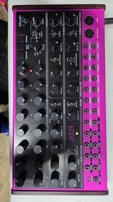 Sintetizator de percuție analogică Behringer Edge