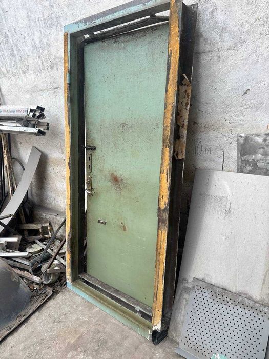 Входная металлическая дверь (б/у)