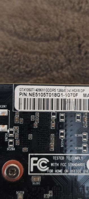 Kit placă de bază cu procesor, placă video și sursă.