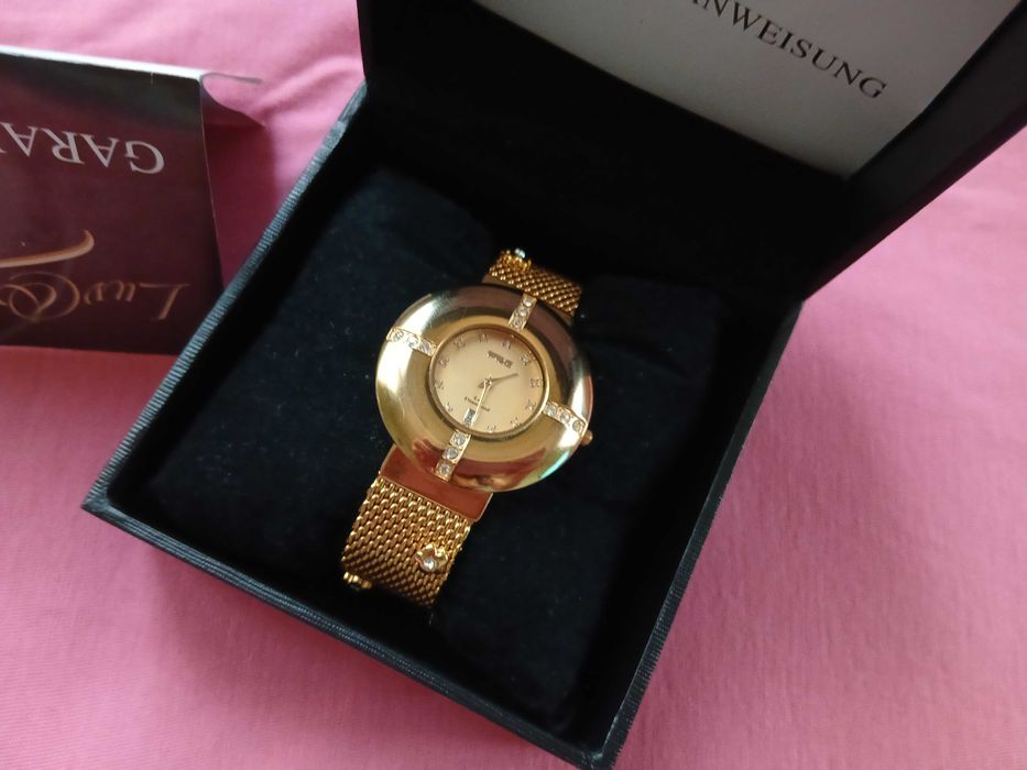 Елегантен позлатен часовник Luv & Kush