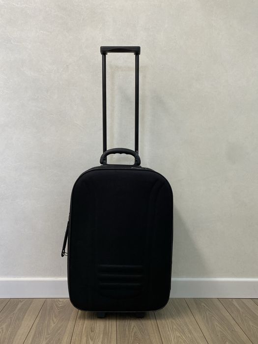 Черный чемодан для ручной клади