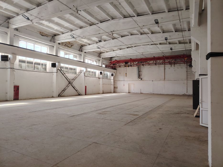 Сдаём склад 823м2, рядом с рынком Тастак,  цена договорная