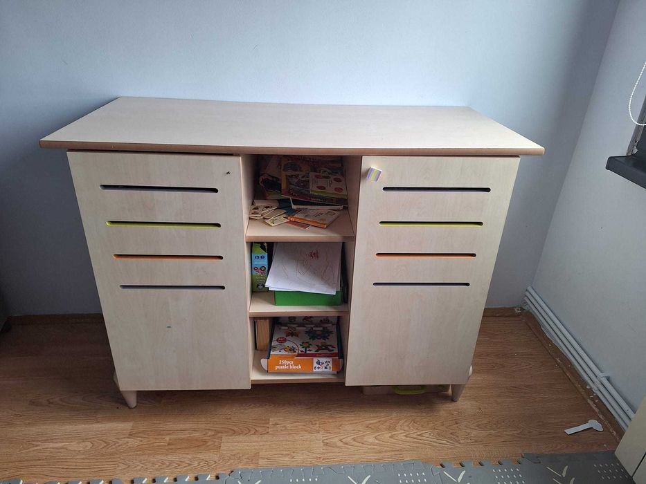 masa de infasat bebe / dulapior de haine