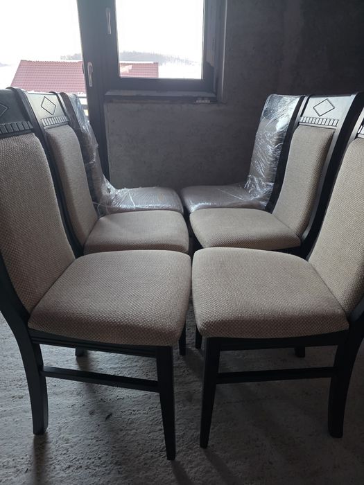 Vand scaune. 170 lei buc. Din lemn masiv.