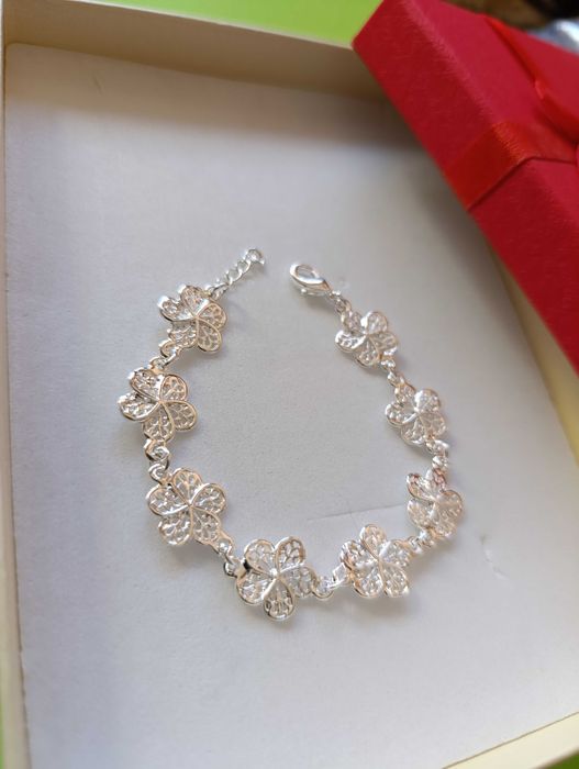 Нова, сребърна гривна с цветя. В кутия за подарък.