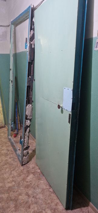 Продам железную дверь