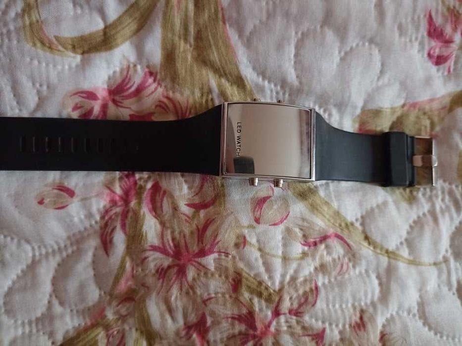 LED часовник и ICE часовник в отлично състояние на ниска цена