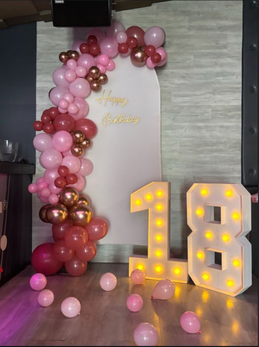 Arcada de baloane - 250 lei, aranjament cristelnita - 150 lei