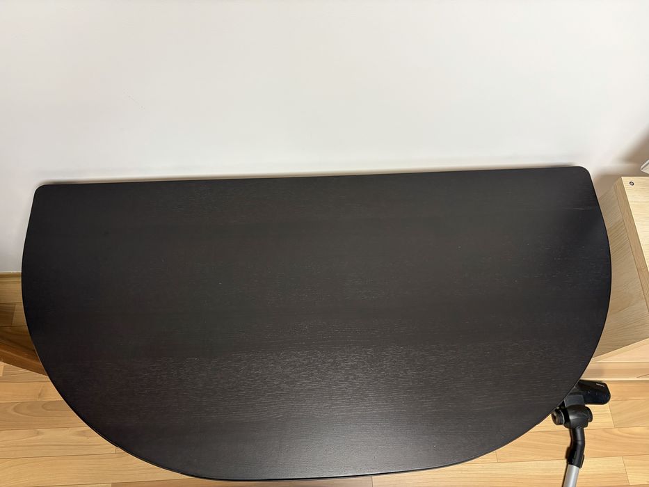 Birou Ikea Bekant negru-maro semi-rotund, cu organizator cabluri bonus