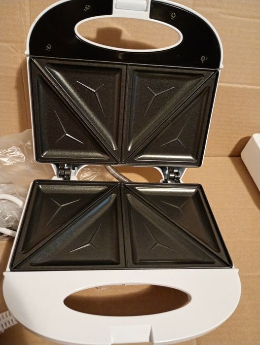 Sandwich maker Heinner și Tesla fiecare la prețul afișat