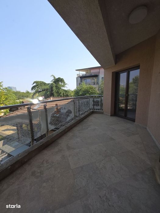 Casă de închiriat cu 6 camere în Damaroaia