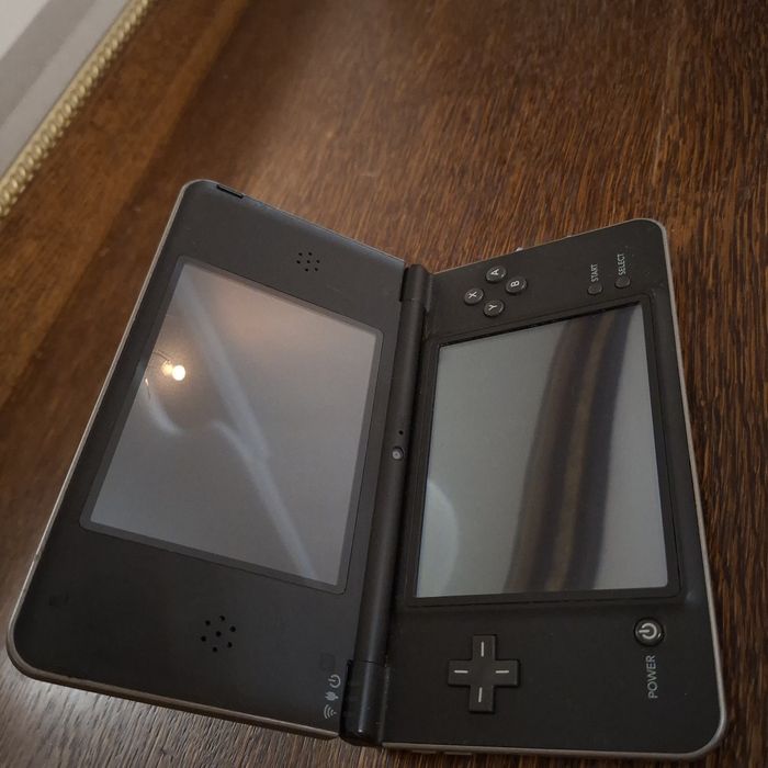 Nintendo dsi xl.