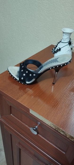 Продается женская одежда, производство Италия , босоножки и платье