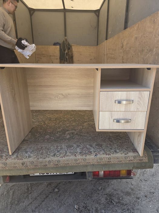 Продам тумбу , писменный стол,  комодесть доставка