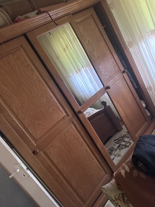 Vand mobilier dormitor din lemn masiv