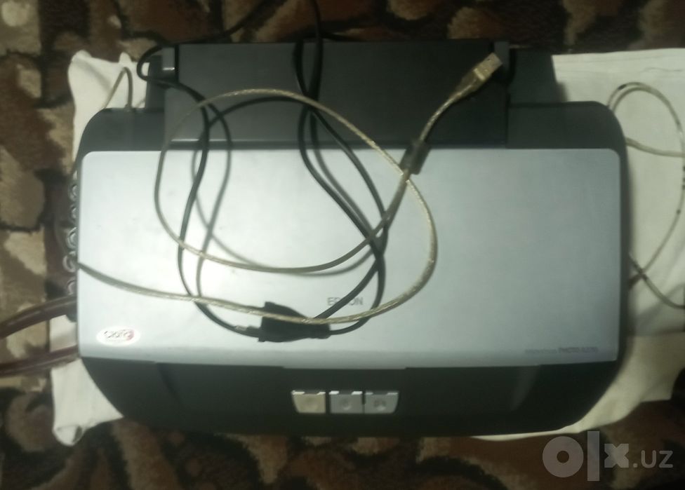 Цветной  принтер  Epson R270 б/у не печатает