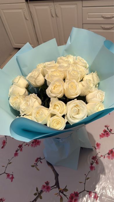 Свежие белые розы 25шт