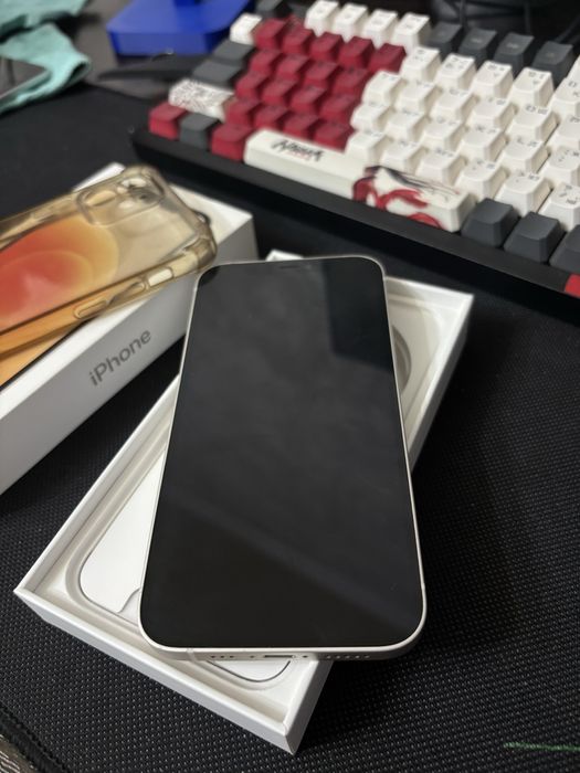 Iphone 12 белый.