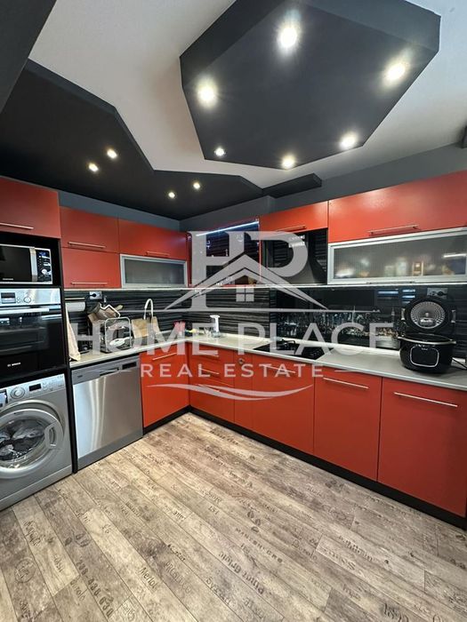 Къща на два етажа с веранда и лятна кухня в кв.Аспарухово.