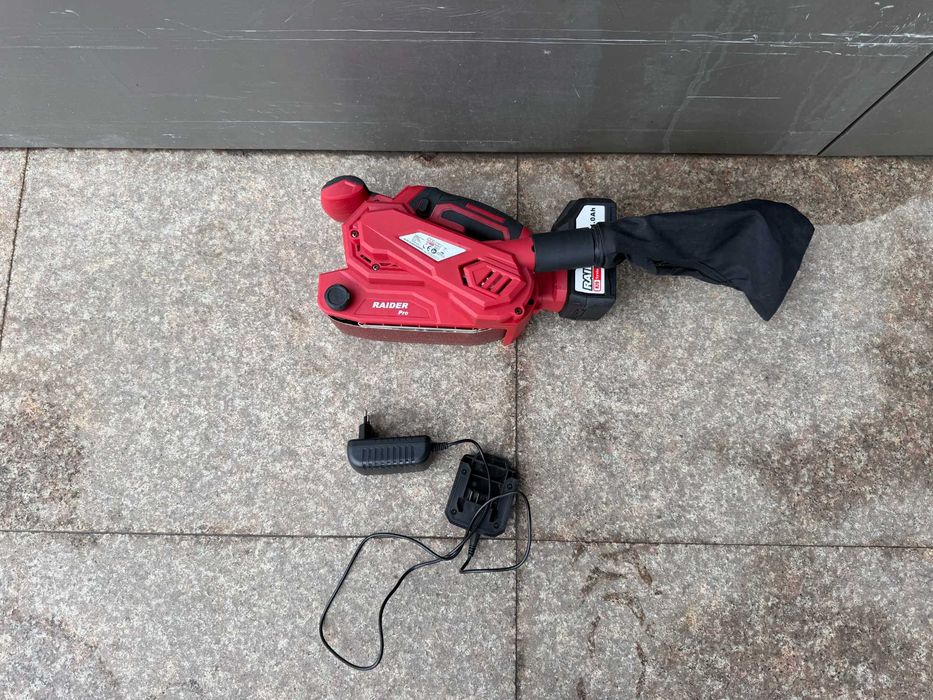 R20 Шлайф лентов акум. 76х457mm рег.обороти 1x4Ah /Ъглошлайф 125mm 910W