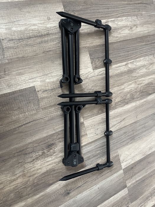 Rod Pod DAIWA Black Widow Low Level - 3 Posturi