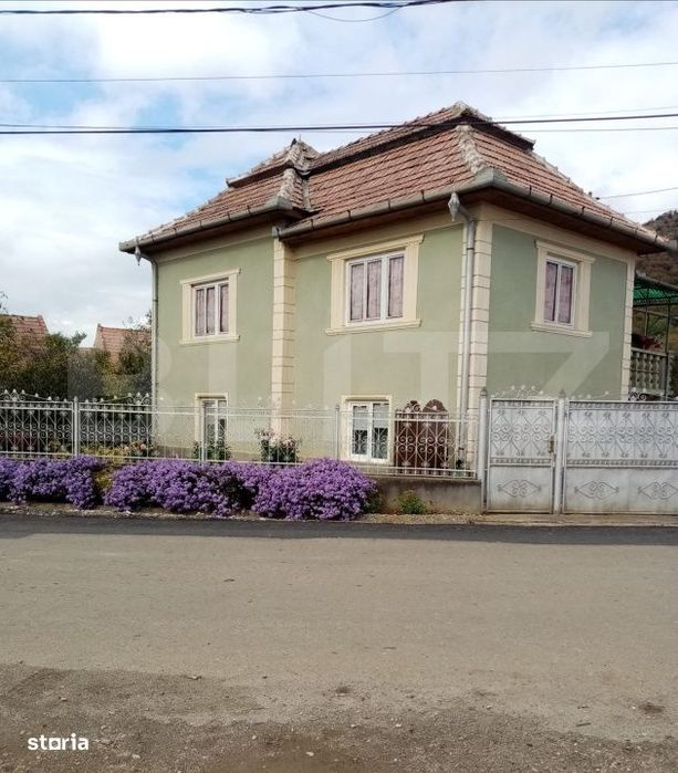 Casa de vanzare, 200 mp, zona Lopadea Noua