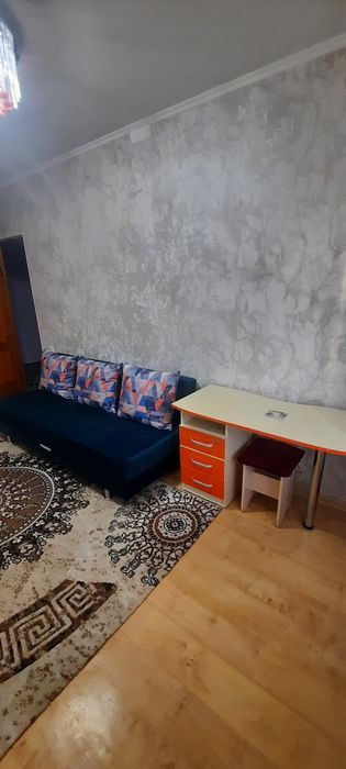 Сдам ДЕВУШКЕ комнату с подселением в центре