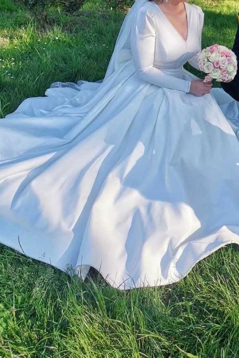 De vânzare rochie de mireasă făcută la comandă. Cadou cerc și voal
