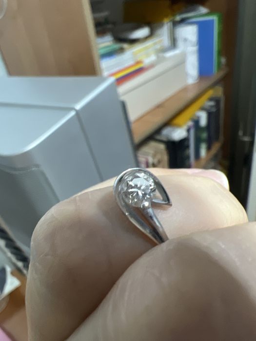 помолвочное кольцо с бриллиантом