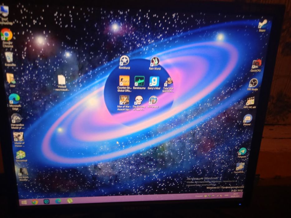 Компьютер вместе с монитор клавиатурой и мышкой