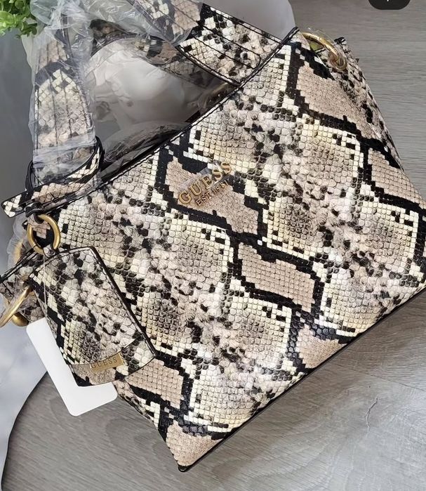 Продам сумку Guess . Оригинал