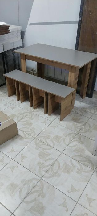 Кухонный стол с табуретками