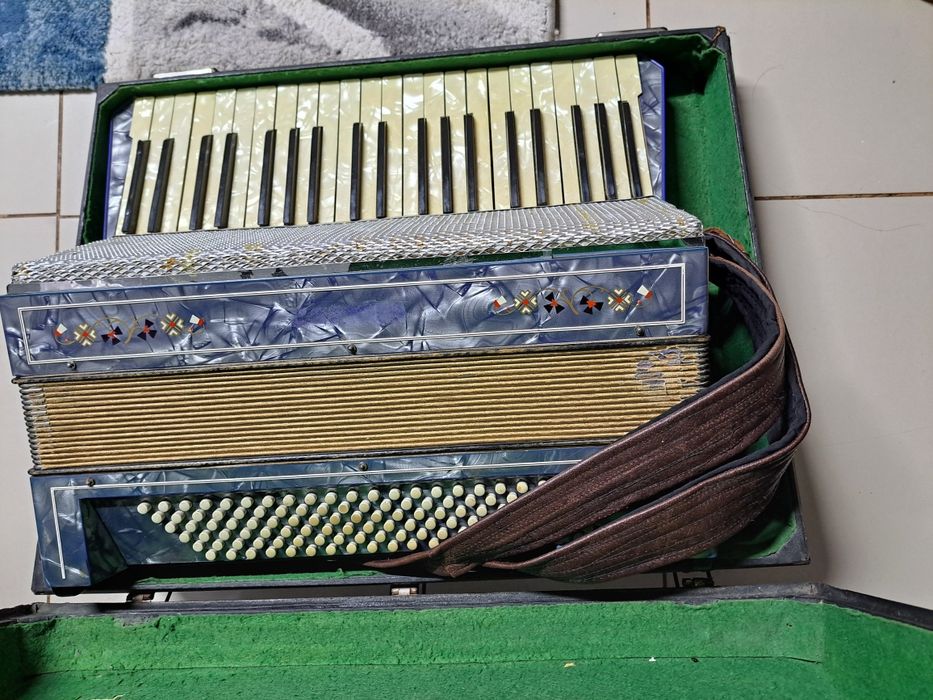 Vând  acordeon Hohner