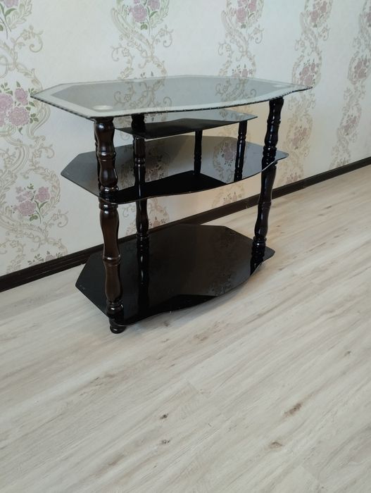 Тумбочка под телевизор стеклянная.