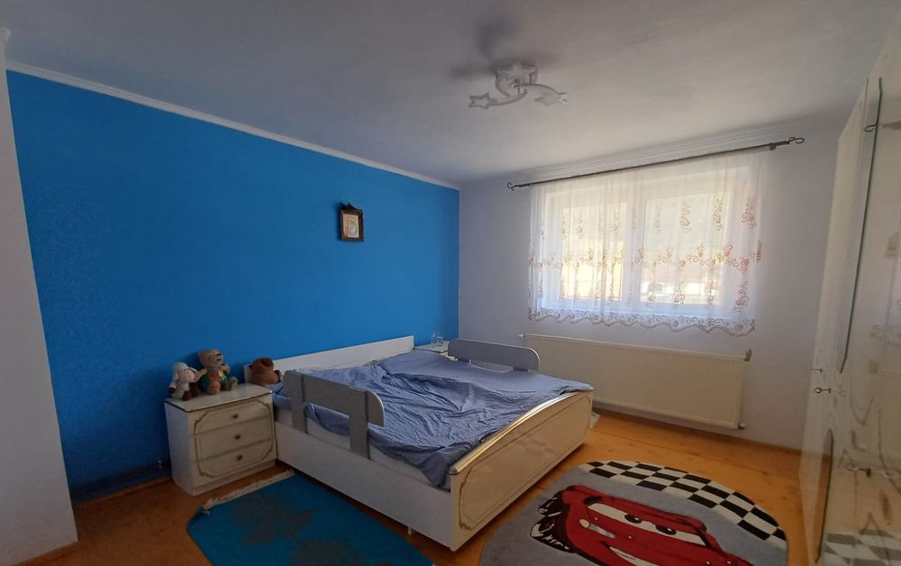 Vând casa cu etaj mobilata și utilata
