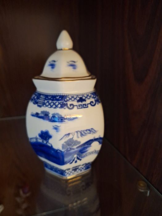 Продавам порцеланови винтидж съд за чай