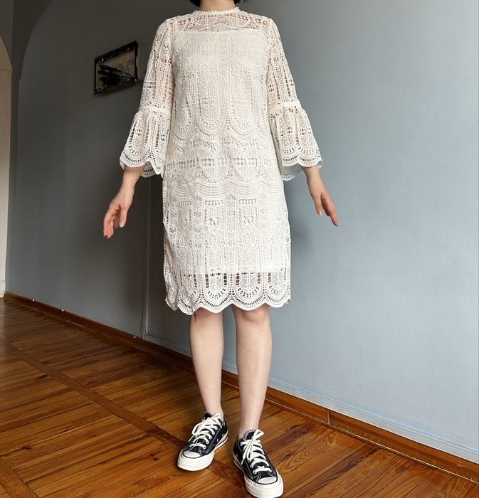 Белое кружевное платье