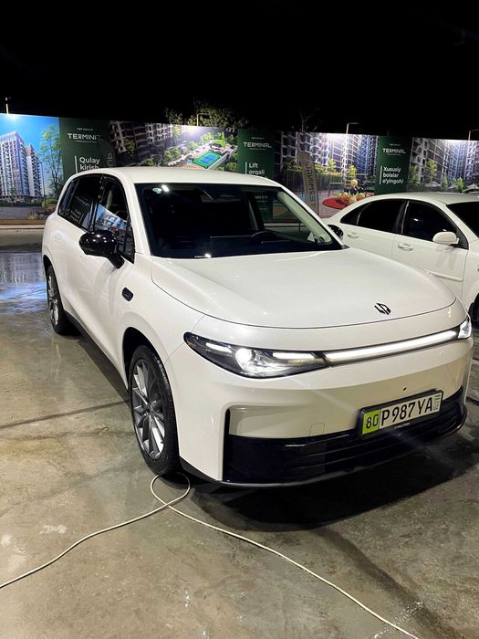 Leapmotor C 10 Электромобили тезда сотилади Оқ-бежевий рангда 2024 йил