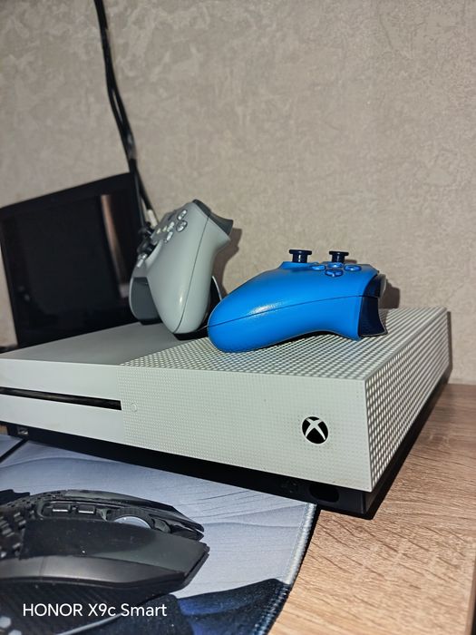 XBOX ONE S  512 гб