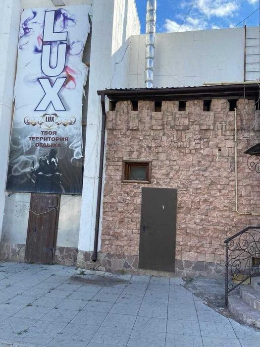 Отдельно-стоящее здание в самом центре города.