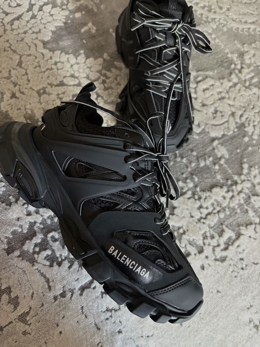 balenciaga track