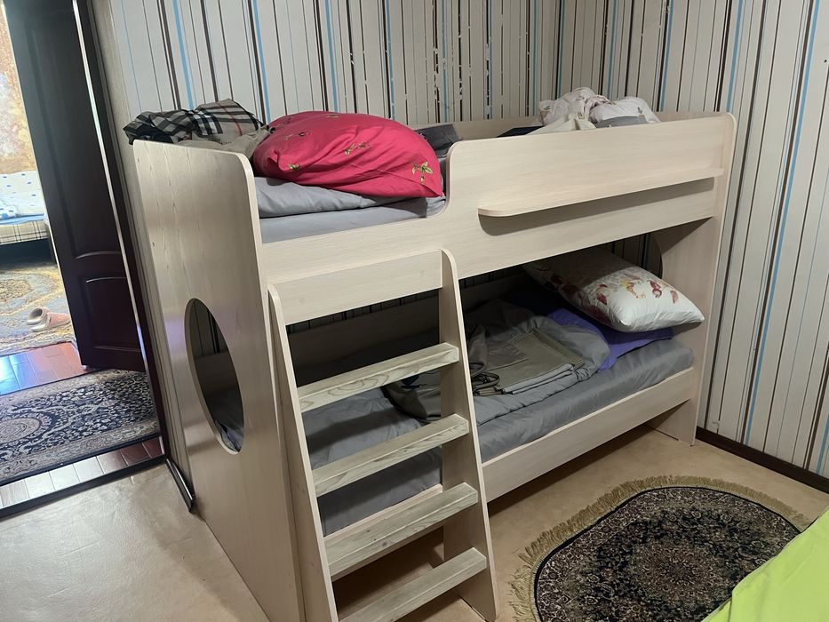 Продам двухярусную кровать детскую