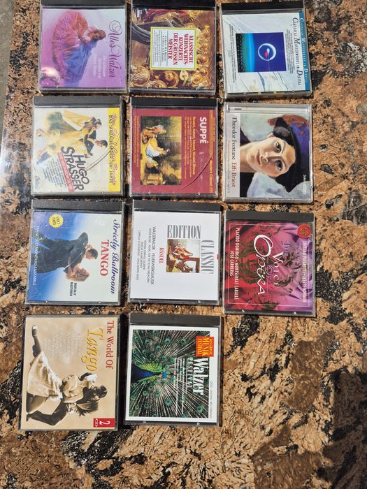 Vand lot 25 CD muzica clasica mixta tango,vals, Artiști celebrii 

-livrez oriunde în țară cu FAN COURIER sau orice alt serviciu de