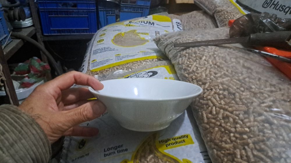 Керамични  керемиди и алпака съдинки от ресторант